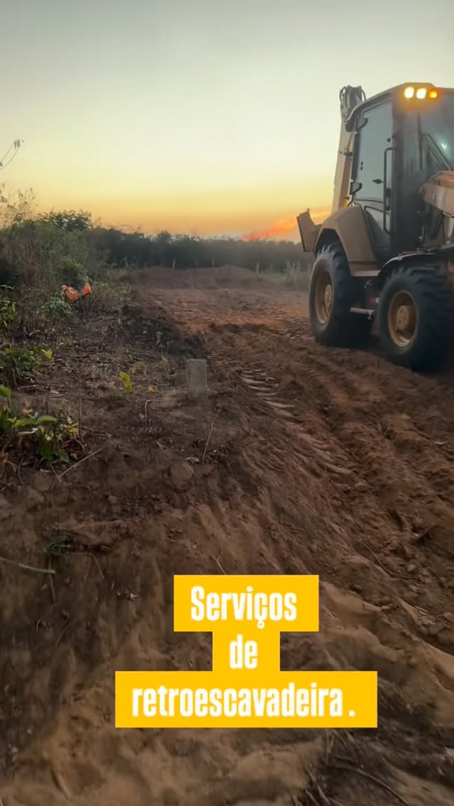 Retroescavadeira da PETTRUS em uma frente de serviço