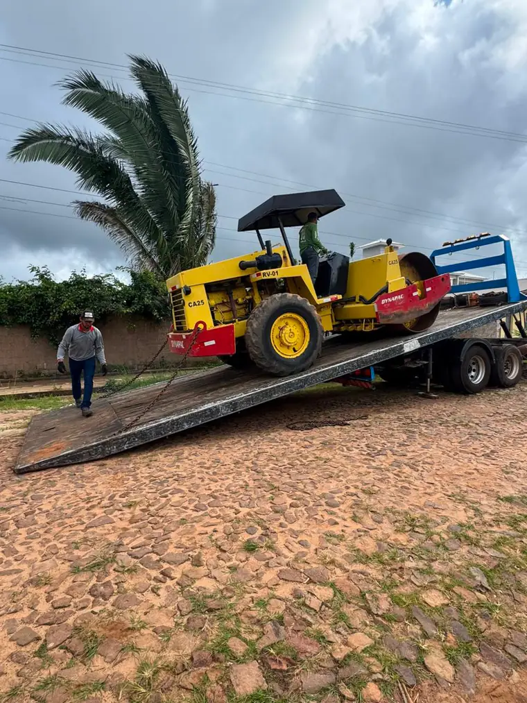 Rolo compactador sendo descarregado para uma operação